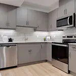Spacious Modern Suite With Full Entertainment