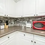 New Cozy 2 Bedrooms Condo W Parking