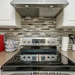 New Cozy 2 Bedrooms Condo W Parking