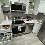 Brand New 2 Bedrooms Modern Guest Suite With Separate Entrance