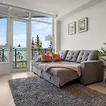Guest Favorite Riverside Retreat- Walking Trails, Downtown Near Stampede! Free Banff Pass, Wine, Gym, Parking!