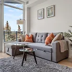 Guest Favorite Riverside Retreat- Walking Trails, Downtown Near Stampede! Free Banff Pass, Wine, Gym, Parking!