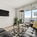 Stunning 34Th Floor Views, Prime Downtown Location - Near Stampede, Casino, Bars! Free Banff Pass, Parking, Wine!