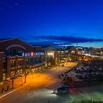Ultimate Downtown Retreat- 35Th Fl W Stunning Rocky Mountain & Dt Skyline Views! Near Stampede, Saddledome, Bmo Centre! Free Banff Pass, Wine, & Parking!
