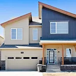 Luxury Serenity Home In Nw Calgary, High Speed Internet,, Near Grocery & Airport, Free Parking
