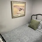 Newly Renovated Elephant Suite Rooms Close To Banff And Business Center