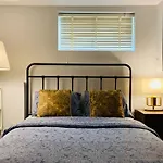 Newly Renovated Elephant Suite Rooms Close To Banff And Business Center