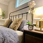 Newly Renovated Elephant Suite Rooms Close To Banff And Business Center