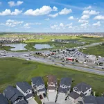 Luxury Lakeview Home - 2500Sqft Of Private Space With 5 Beds, 4 Bath, 2 Living Rooms, Kitchen, Ac, Jacuzzi, 18-Min To Airport, 20-Min To Downtown, 80-Min To Banff