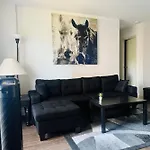 Entire Apartment Prime Downtown Location Free Underground Parking