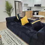 Brand New Deluxe 2 Bedroom Suite With Ac & Den