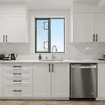 The Loki I Patio & Bbq I Sleeps 5 I Downtown I Tv