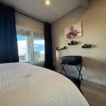 1Br Suite With Patio, Full Kitchen & Free Parking