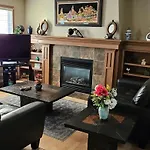 Spacious Comfortable Air-Conditioned. Near Airport!