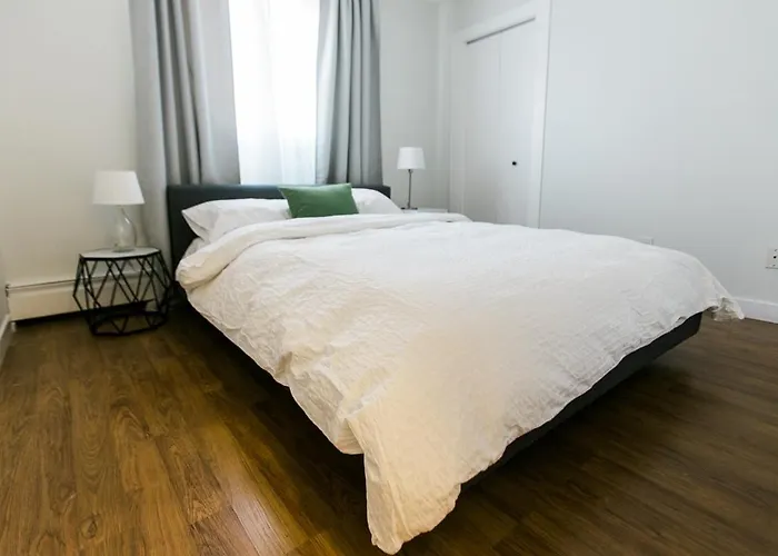 Cozy 2-Bedroom Condo Near Downtown, With Laundry, Parking, Balcony