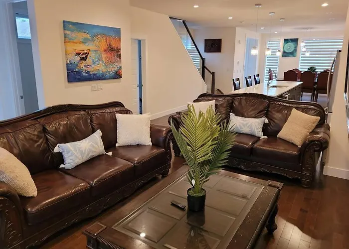 Cheerful 3Bedroom Home With Free Garage Parking