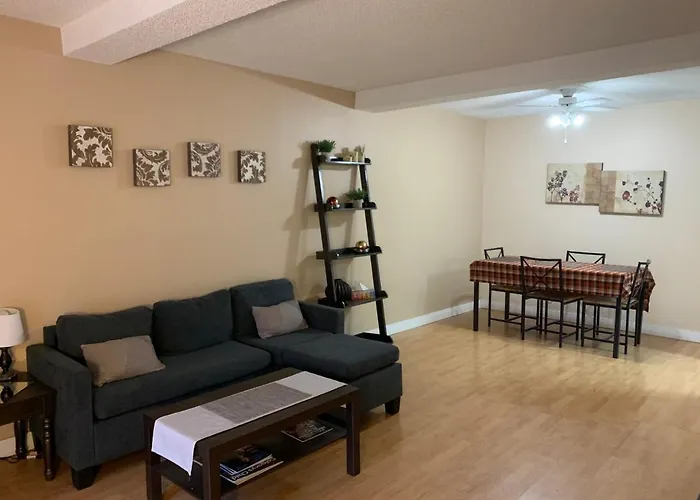 Cozy 2 Bedroom Townhouse With Large Den