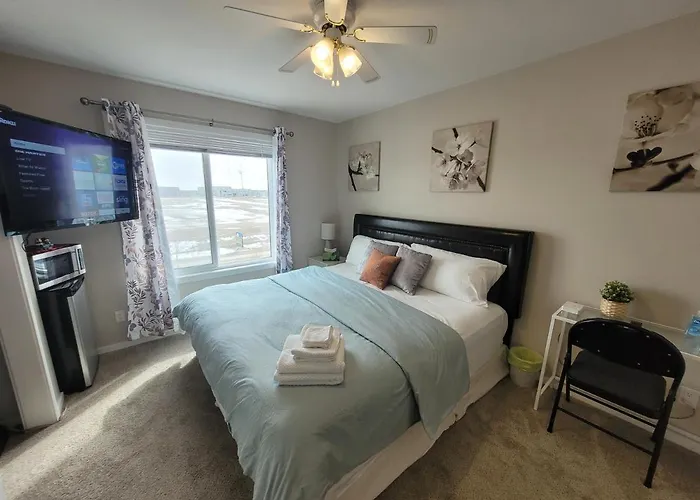 Elegant Guest Suite - King Bed & Ensuite Private Bathroom - Close To Airport With Aircon