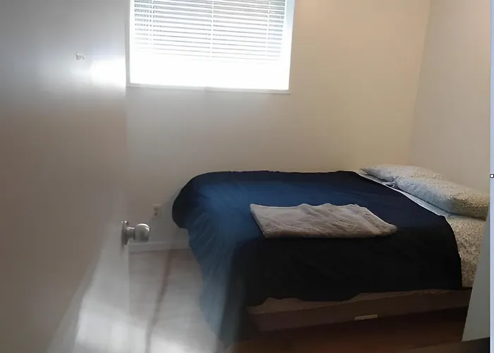 Private Bedroom In Basement Suite - Pineland