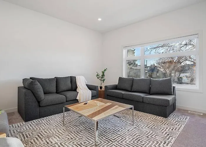 Beautiful, Elegant And Spacious 2 & Half Br House