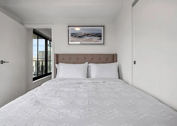 Two Bed Downtown Unit With Parking
