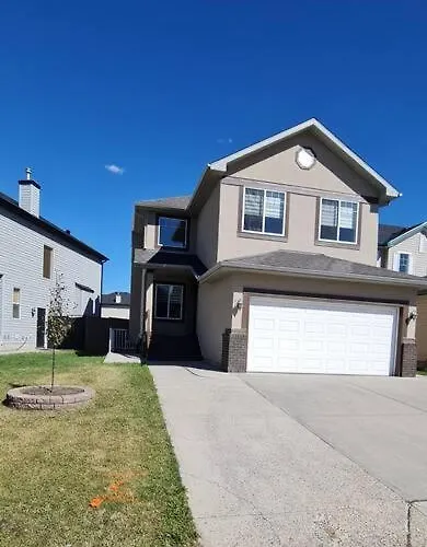 Spacious Comfortable Air-Conditioned. Near Airport!