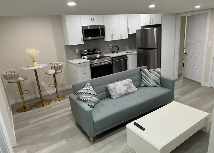Brand New 2 Bedrooms Modern Guest Suite With Separate Entrance