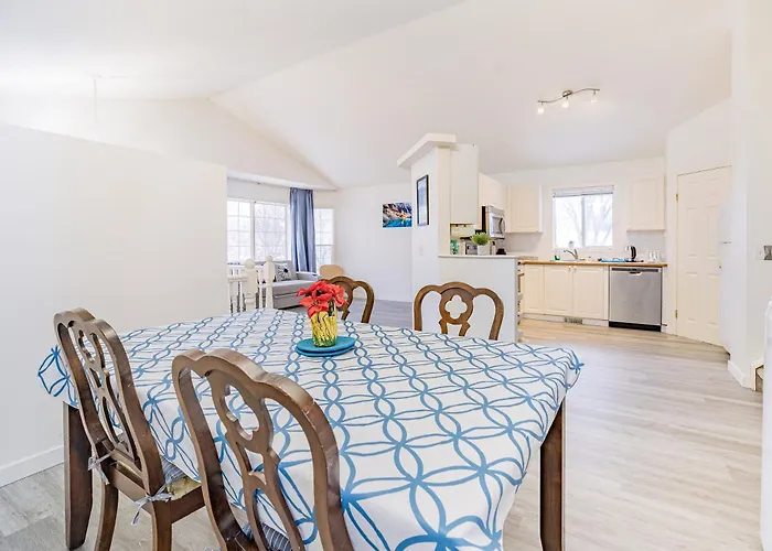 Main Floor Suite, 3 Bdr, 4Bd Spacious And Cozy