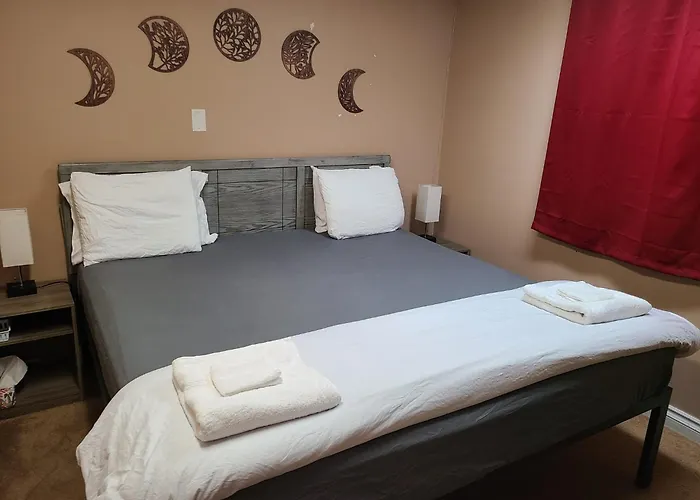 Cozy Home With Comfortable Beds And Fully Equipped Kitchen 15 Mins Drive From Airport, Downtown, Sait And U Of C And 80 Min Drive To Banff