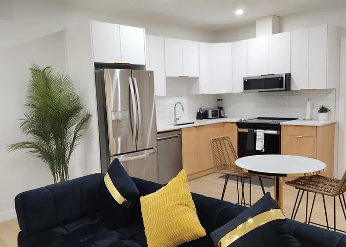 Brand New Deluxe 2 Bedroom Suite With Ac & Den