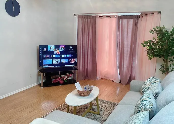 5 Guests, 2Bedroom,2Queen Bed, 1Sofa Bed And 1Bath
