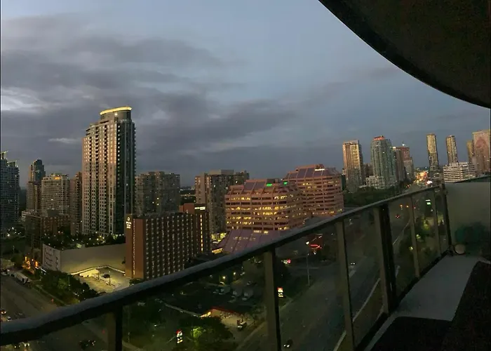 Modern Suite At Upten Condo
