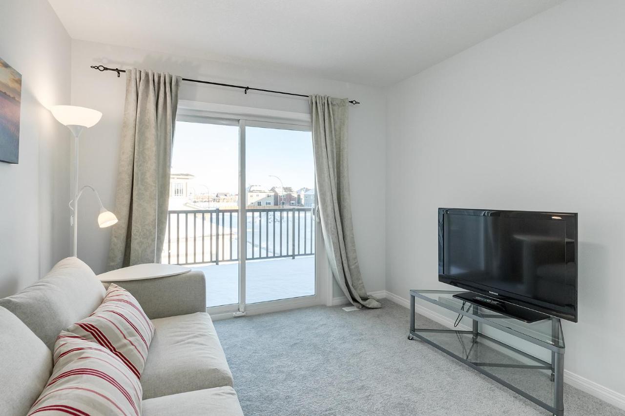 New With Ac, Patio And Netflix Holiday home Calgary
