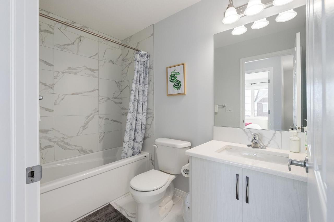 New With Ac, Patio And Netflix Holiday home Calgary