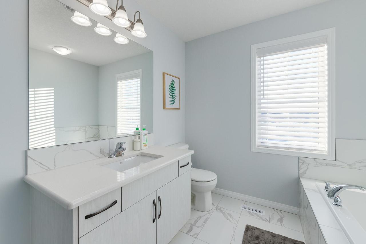 New With Ac, Patio And Netflix Holiday home Calgary
