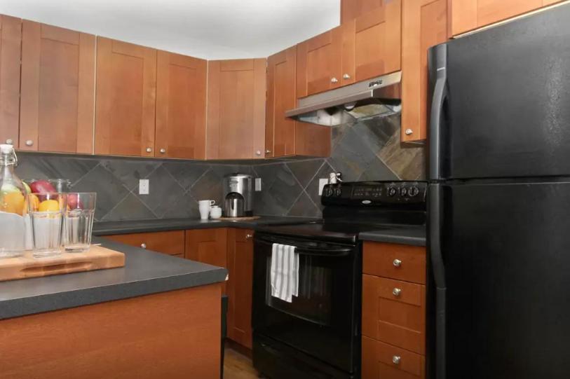 Cozy 2-bedroom Near Downtown, With Laundry, Parking, Balcony Apartment Calgary