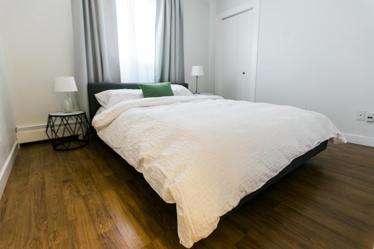 Apartment Cozy 2-bedroom Near Downtown, With Laundry, Parking, Balcony *