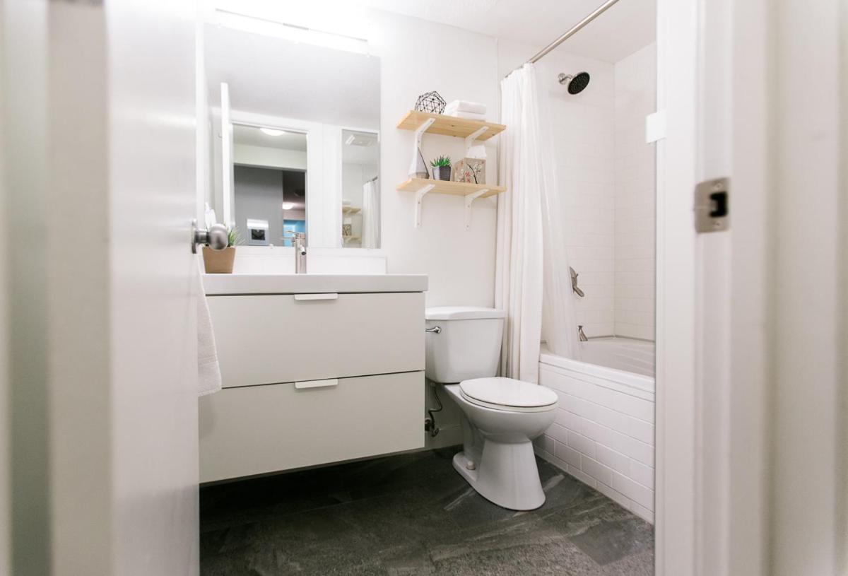 Cozy 2-bedroom Near Downtown, With Laundry, Parking, Balcony *