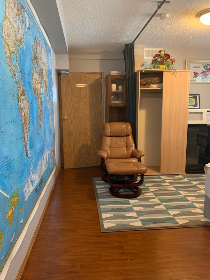 Small Private Basement With Own Bathroom And Share Laundry Homestay *