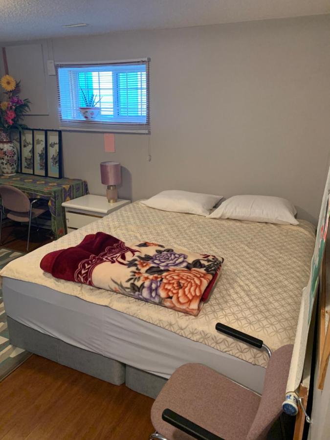 Small Private Basement With Own Bathroom And Share Laundry Homestay *