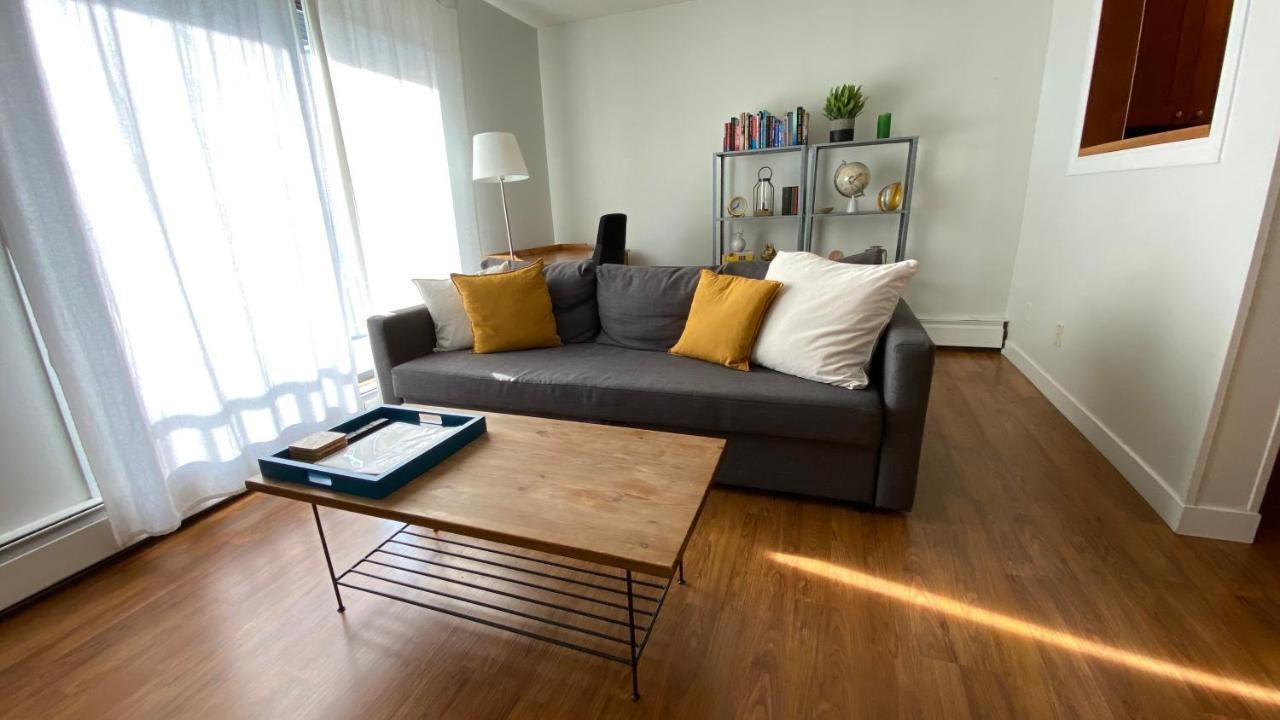 Cozy 2-bedroom Near Downtown, With Laundry, Parking, Balcony Apartment *