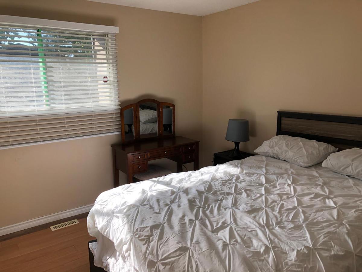 Cozy 2 Bedroom Townhouse With Large Den Calgary