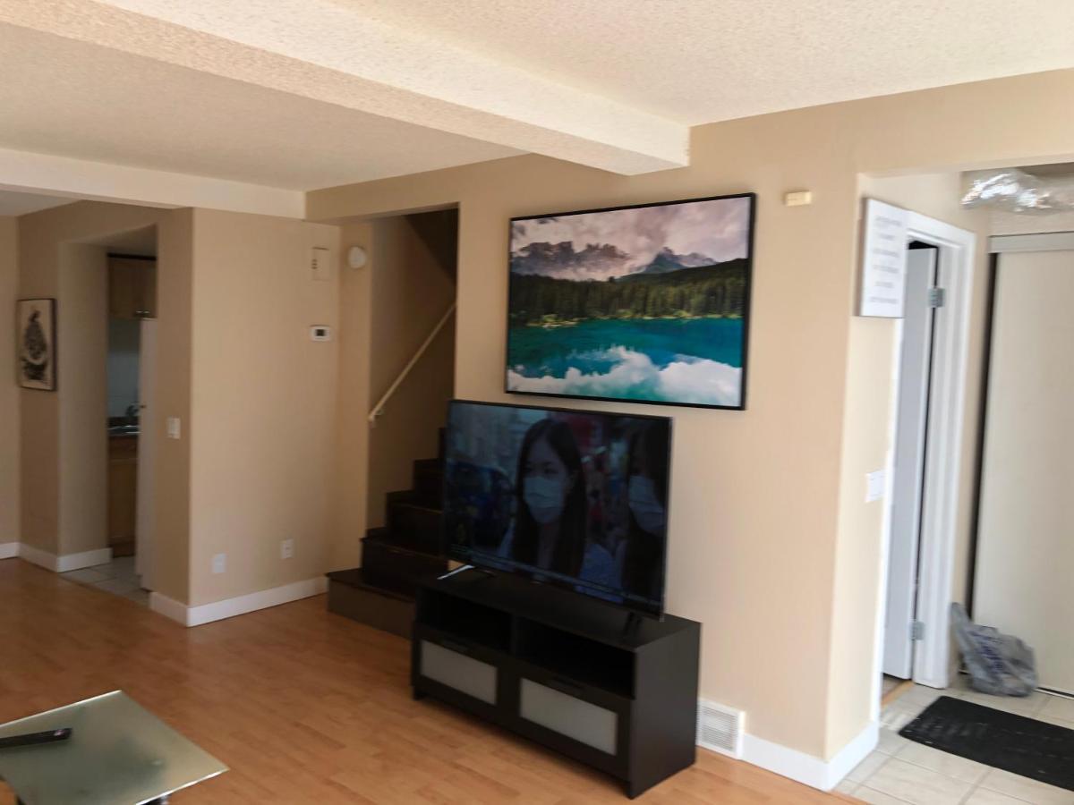 Cozy 2 Bedroom Townhouse With Large Den Calgary