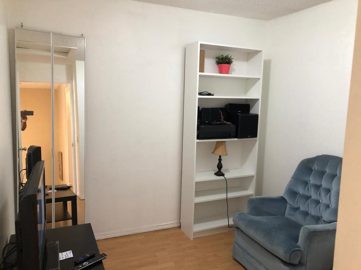 Cozy 2 Bedroom Townhouse With Large Den