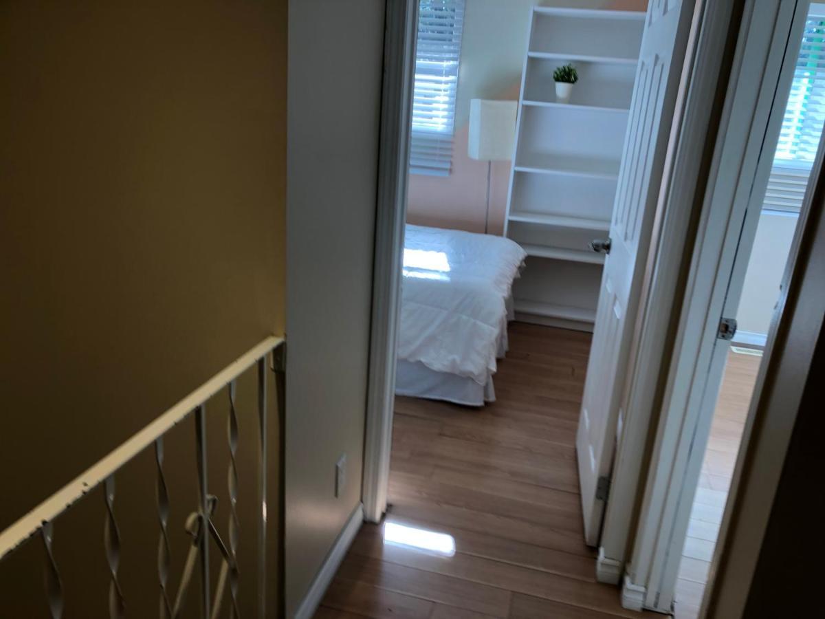 Cozy 2 Bedroom Townhouse With Large Den