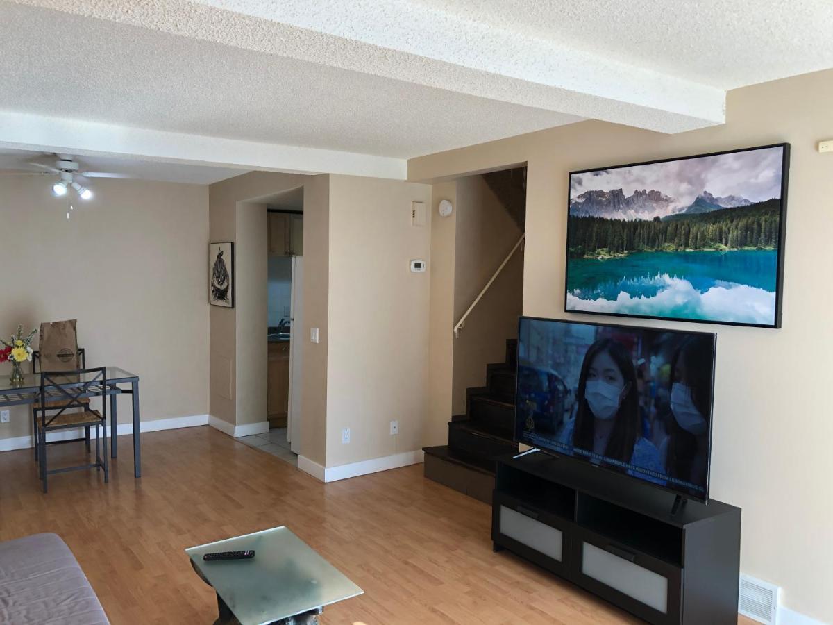 Cozy 2 Bedroom Townhouse With Large Den *