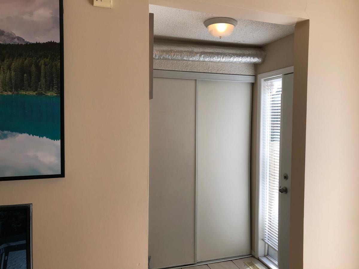 Cozy 2 Bedroom Townhouse With Large Den