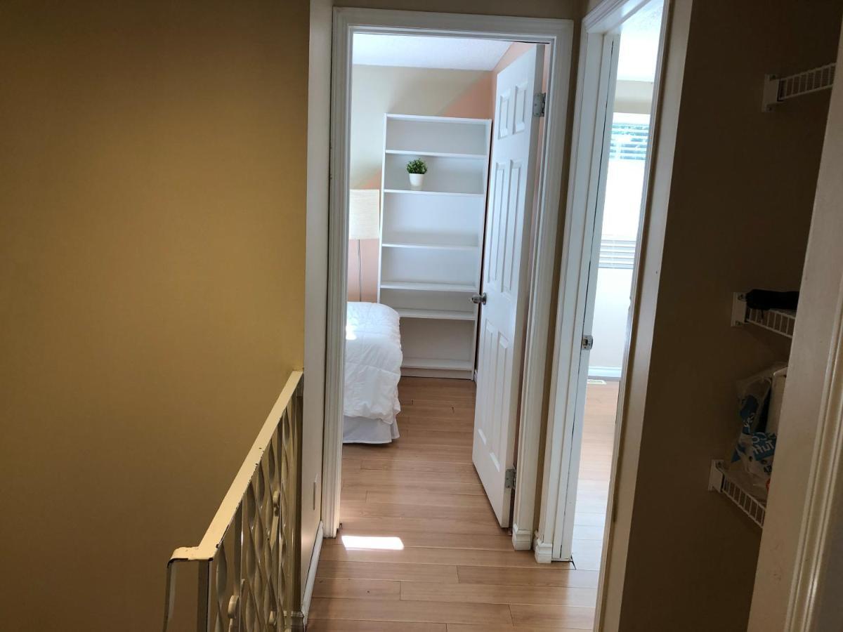 Cozy 2 Bedroom Townhouse With Large Den Apartment