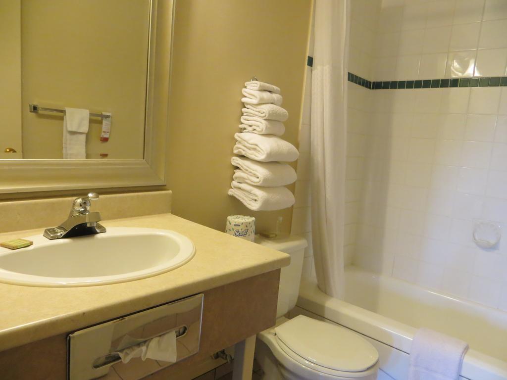 Hotel Super 8 Village 2*