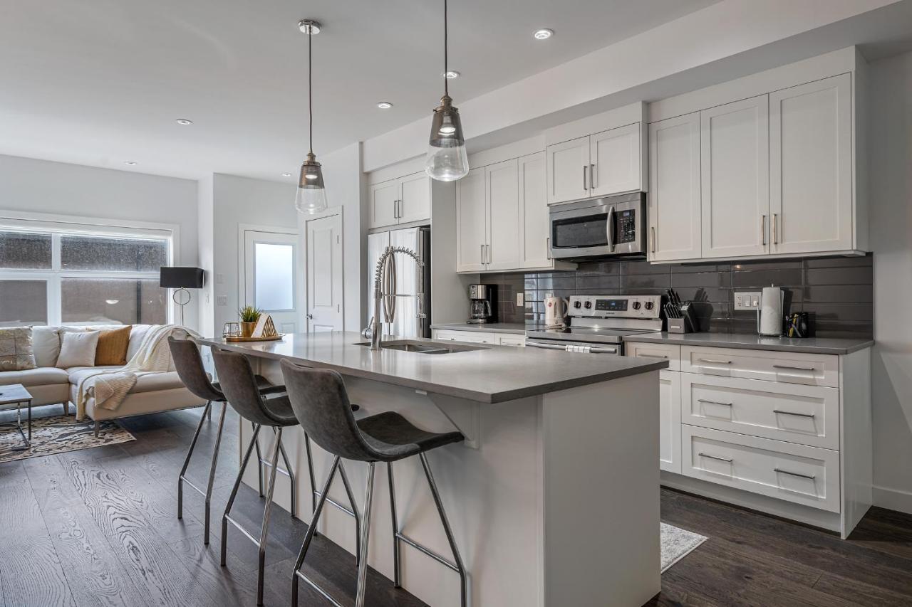 Contemporary Luxury 4 Bedroom House Near Downtown Holiday home Calgary